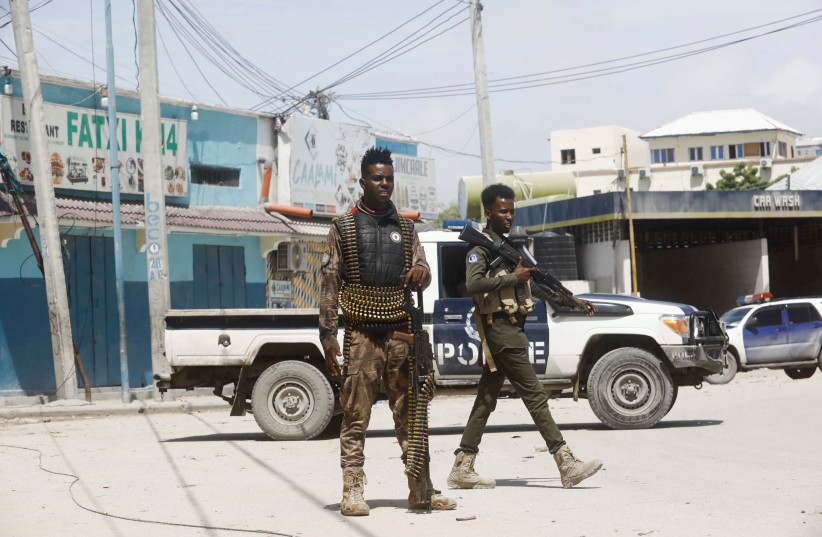  PREVIEW Police officers stand guard near Hayat Hotel, the scene of an al Qaeda-linked al Shabaab group militant attack, in Mogadishu, Somalia August 21, 2022 (photo credit: REUTERS/FEISAL OMAR)