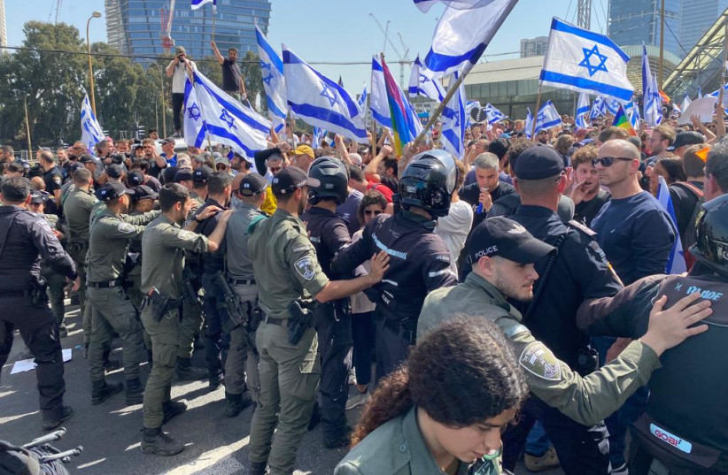  Police attempt to push back protesters on Ayalon Highway during judicial reform protests, March 1, 2023. (photo credit: AVSHALOM SASSONI/ MAARIV)