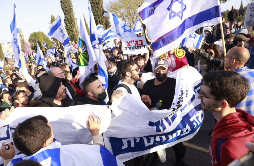  Demonstrators protesting the government's planned judicial overhaul, clash with right-wing supporters of the legal reform, in Jerusalem on March 27, 2023. (photo credit: ERIK MARMOR/FLASH90)