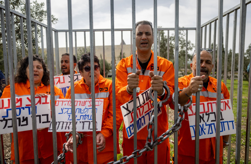  Judicial overhaul supporters and Members of the Im Tirtzu organization protest outside the Supreme Court in Jerusalem on March 22, 2023.  (photo credit: YONATAN SINDEL/FLASH90)