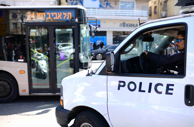  Israel Police officers are seen at the Carmel market in Tel Aviv, on March 28, 2022. (photo credit: TOMER NEUBERG/FLASH90)