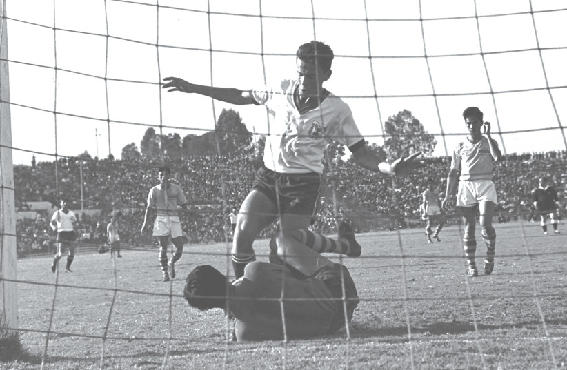  MORDECHAI SPIEGLER of Israel gets entangled with Vietnam's goalkeeper in an international match at the National Stadium, Ramat Gan in 1964.  (photo credit: MOSHE PRIDAN/GPO)