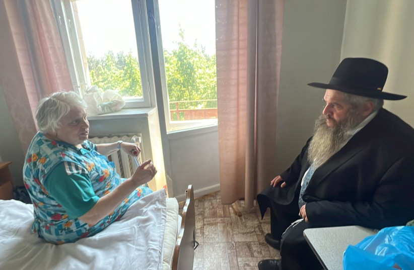  Rabbi Moshe Reuven Azman visits a Ukrainian Jew injured during Russian shelling of Kyiv on June 2, 2023  (photo credit: UKRAINE CHIEF RABBINATE)