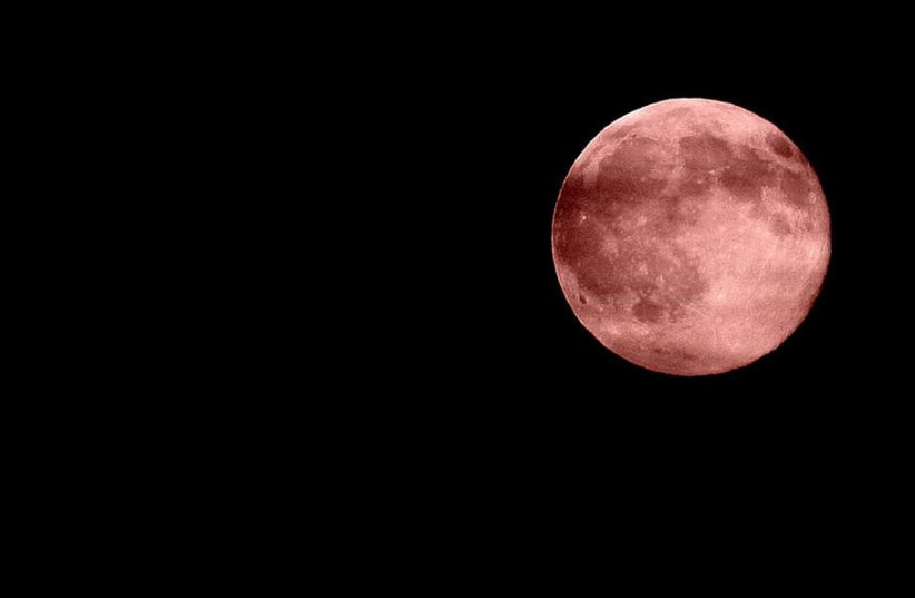  The moon appears red in the sky. (photo credit: PXFUEL)