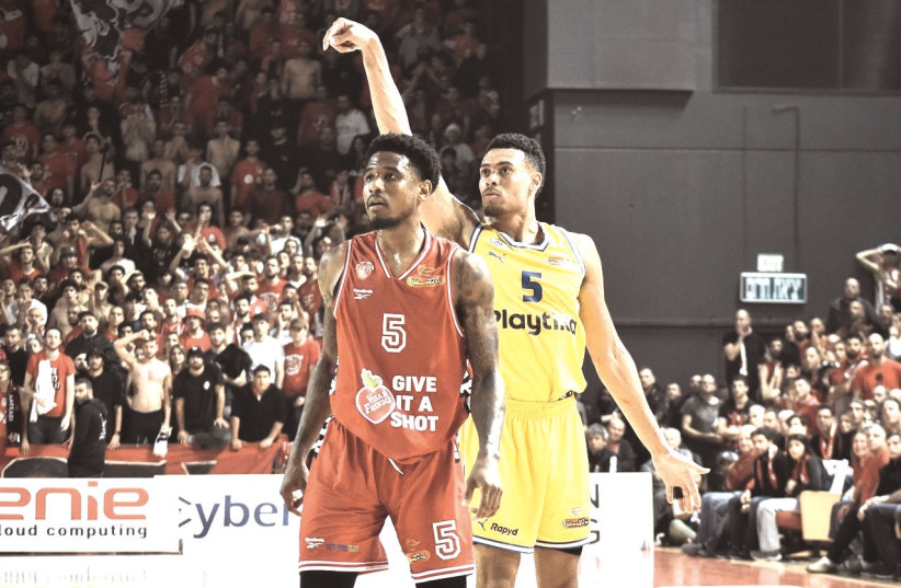  THERE WILL be very little travel in the Winner League finals, with Xavier Munford (in red) and Hapoel Tel Aviv taking on Wade Baldwin (in yellow) and Maccabi Tel Aviv in a best-of-three series, which tips off on Thursday (photo credit: YEHUDA HALICKMAN)