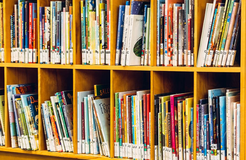  Kids book shelf (photo credit: WALLPAPER FLARE)