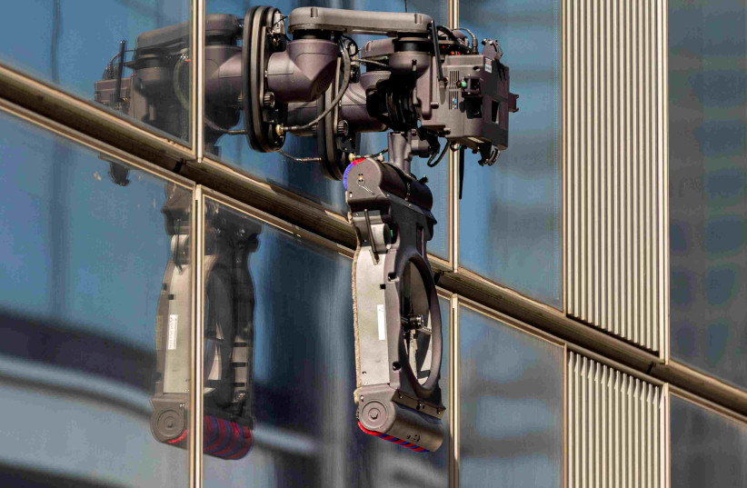  The Israeli robotic "Spiderman" that cleans the skyscrapers in Hong Kong (photo credit: Danny Tanenbaum)