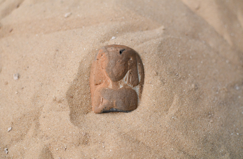  An ancient figurine of the goddess Hathor found along Palmahim Beach. (photo credit: YULI SCHWARTZ/IAA)
