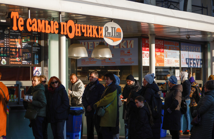  People queue to buy street food on a sunny day in central Moscow, Russia November 1, 2021 (photo credit: REUTERS/MAXIM SHEMETOV)