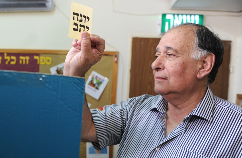 Then-Haifa Mayor Yona Yahav casts his ballots at a voting station on the morning of the Municipal Elections, on October 30, 2018, in Haifa. (photo credit: MEIR VAKNIN/FLASH90)