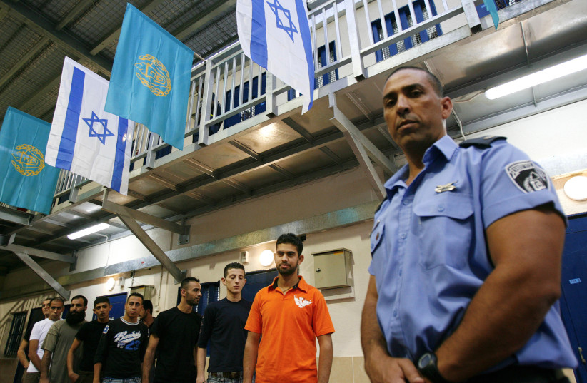  Palestinian prisoners wait to be released from Ketziot prison, southern Israel, October 1, 2007. (photo credit: RONEN ZVULUN/REUTERS)