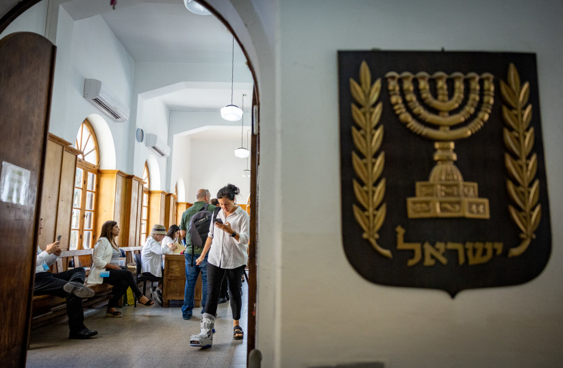  A voting station for the head of the Israeli Bar Association, at the Magistrate's Court in Jerusalem, June 20, 2023 (photo credit: YONATAN SINDEL/FLASH90)