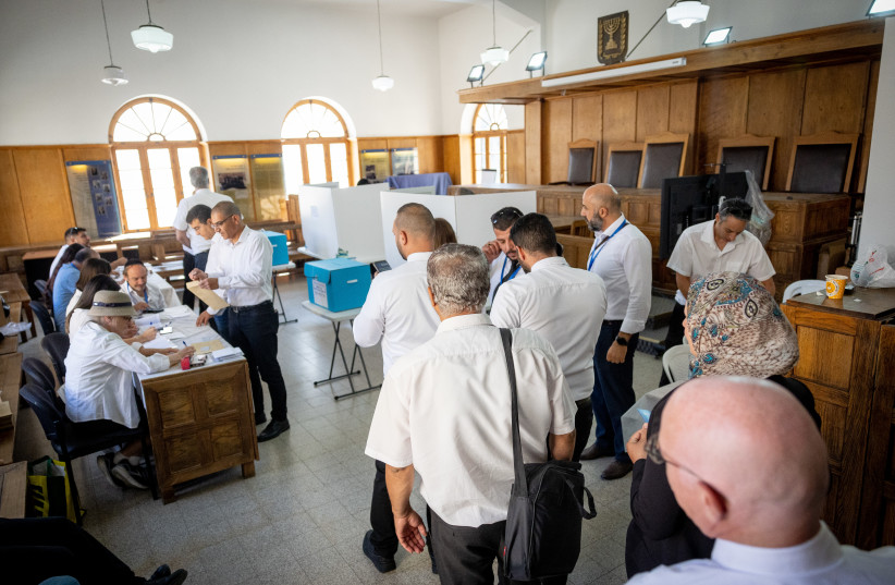 Israeli lawyers cast their ballot for the head of the Israeli Bar Association, at a voting station at the Magistrate's Court in Jerusalem, June 20, 2023 (photo credit: YONATAN SINDEL/FLASH90)