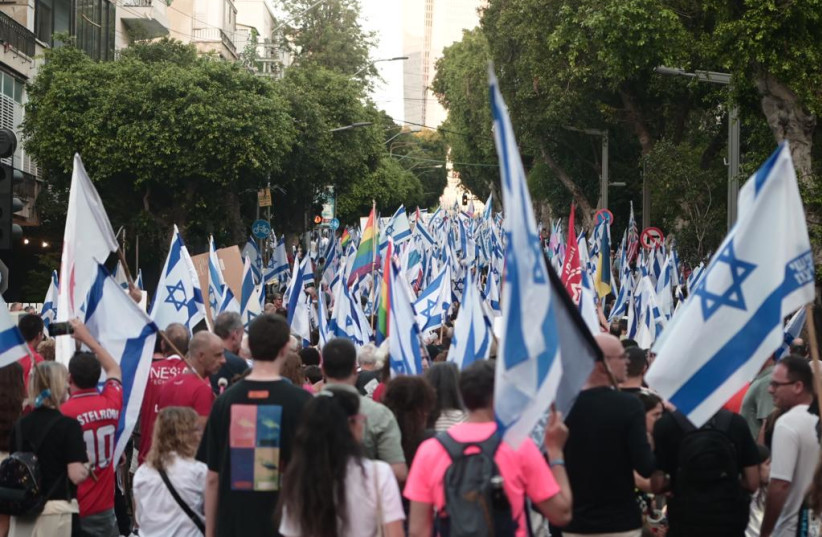 Demonstrators protests against the Israeli government's judicial reform in Dizengoff Square, Tel Aviv in the 25th week of protests June 24, 2023. (photo credit: AVSHALOM SASSONI/MAARIV)