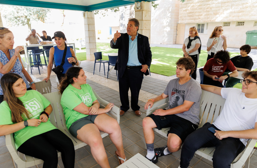  Russell with Students (photo credit: JNF-USA)