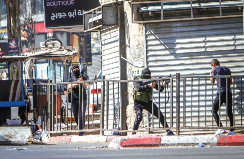Des hommes armés palestiniens dans les rues de Jénine après qu'Israël y ait lancé une opération hier. (crédit photo : NASSER ISHTAYEH/FLASH90)