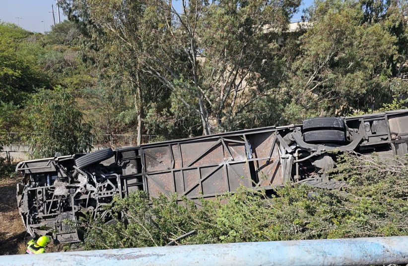  The bus that overturned on Highway 5, injuring 20 on July 4, 2023. (photo credit: POLICE SPOKESPERSON'S UNIT)