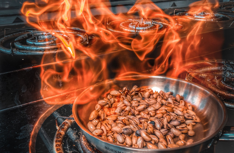 A surprising connection between foods cooked at high temperatures and an elevated risk of cancer (photo credit: PEXELS)