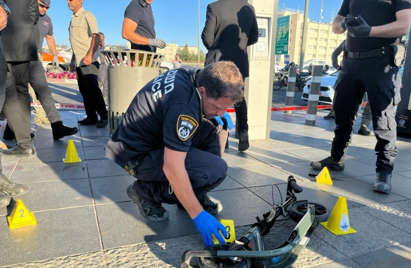 Israel Police on the scene of an attempted stabbing assault shut to Ammunition Hill in Jerusalem. July 9, 2023 (portray credit ranking: ISRAEL POLICE)