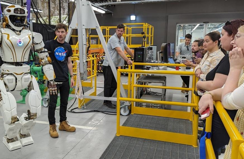 Woodside Energy team receiving orientation and training from Woodside trainer Harley Pritchard with NASA support from Alex Sowell and Misha Savchenko. (photo credit: Credits: NASA/JSC)