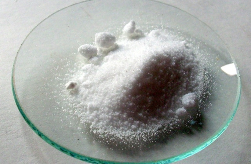  Borax is seen in its powdered form. (photo credit: Wikimedia Commons)
