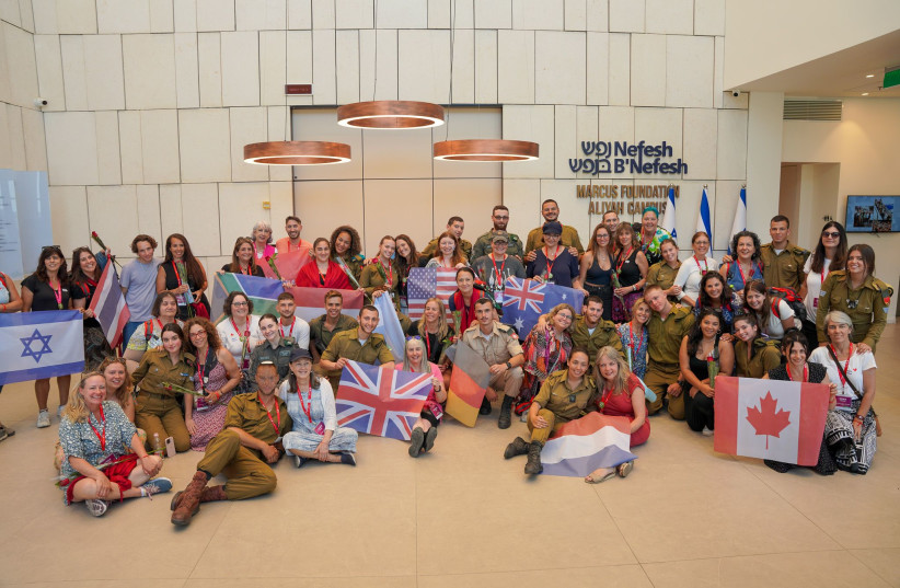   A group shot of lone soldiers posing with their mothers at the Nefesh B'Nefesh campus in Jerusalem. (photo credit: NEFESH B'NEFESH)