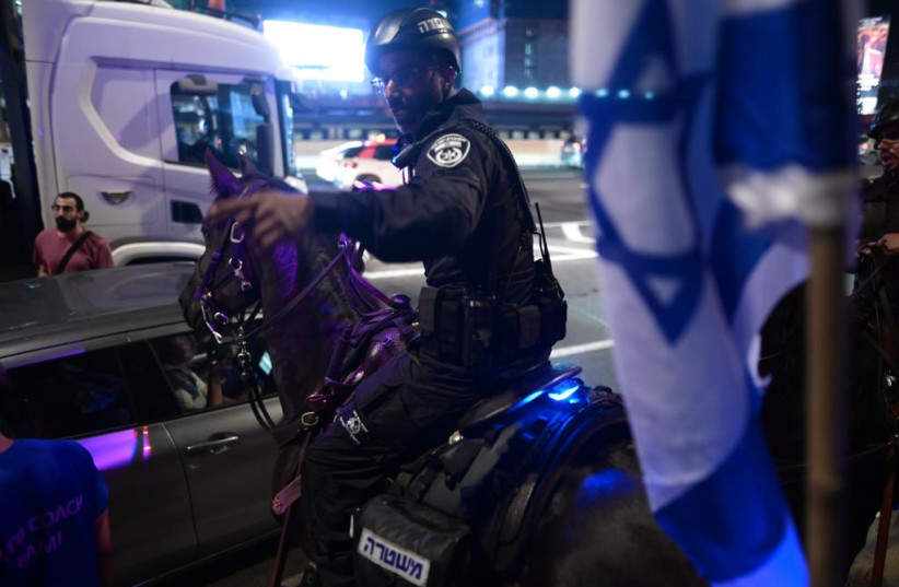  Police officers confront protesters on the Ayalon highway. July 20, 2023 (photo credit: AVSHALOM SASSONI)