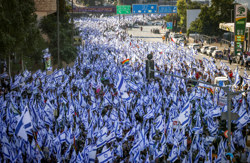  Thousands of anti-overhaul activists marching towards Jerusalem on Road 1 as part of the protests against the government's judicial overhaul, seen at the entrance to the city, on July 22, 2023. (photo credit: YONATAN SINDEL/FLASH90)