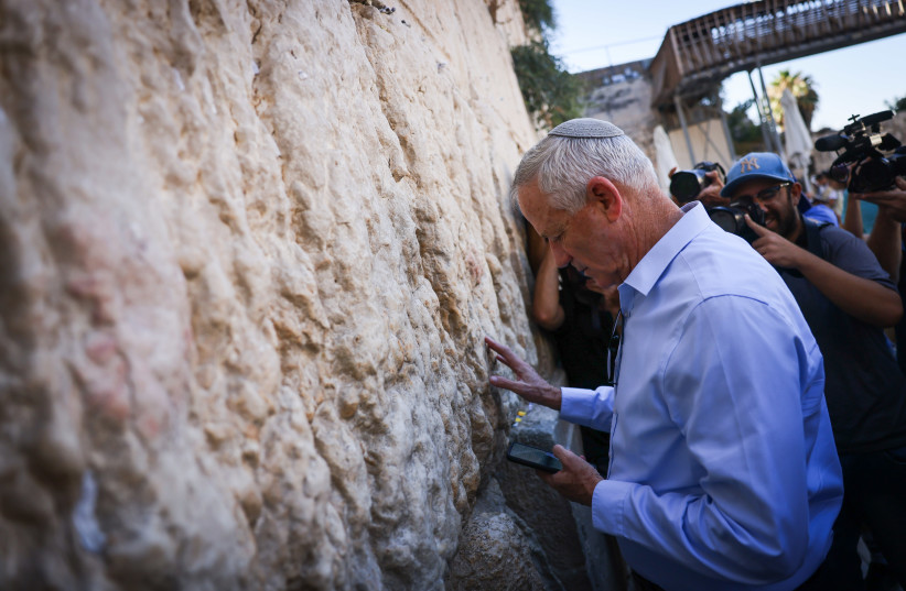  MK Benny Gantz attends a special prayer of Anti-reform activists at the Western Wall in Jerusalem's Old City, on July 23, 2023. (photo credit: Chaim Goldberg/Flash90)