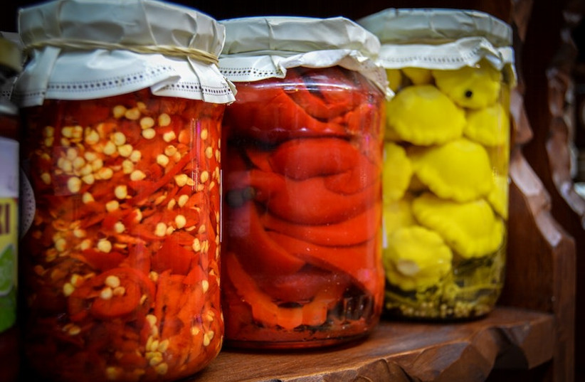  Jars of fermenting foods. (photo credit: RAWPIXEL)