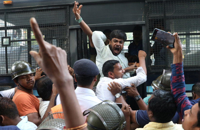  Police detain protestors during a protest against what they say are attacks on Muslims following clashes the previous week triggered by remarks, made by ruling Bharatiya Janata Party (BJP) members, on Prophet Mohammed, in Kolkata, India, June 15, 2022. (photo credit: REUTERS/RUPAK DE CHOWDHURI)