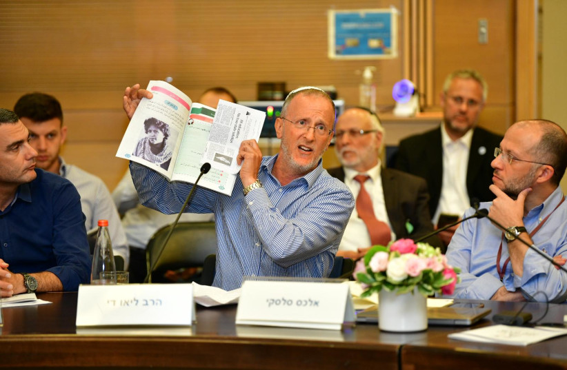 Le rabbin Leo Dee prend la parole lors d'une réunion du Israel Victory Caucus, à la Knesset à Jérusalem, le 12 juillet 2023. (Crédit photo : MICHAEL KATZ)