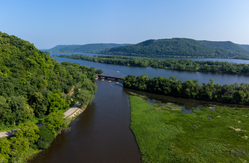 The Trempealeau River's confluence with the Mississippi River (photo credit: Wikideas1/Wikimedia Commons)