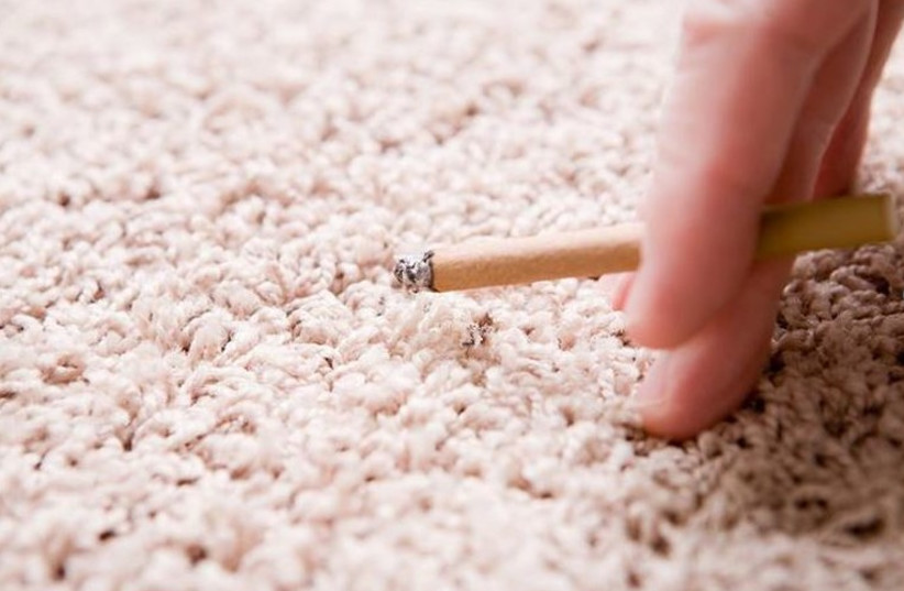  Cigarette next to a carpet (photo credit: Wikimedia Commons)