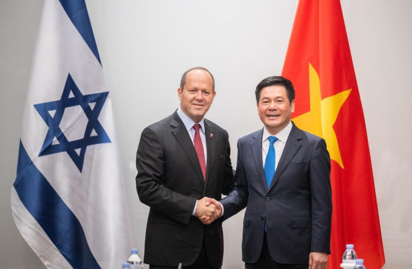  Israeli Economy and Industry Minister Nir Barkat is seen shaking hands with his Vietnamese counterpart, Nguyễn Hồng Diên. (photo credit: ECONOMY AND INDUSTRY MINISTRY)