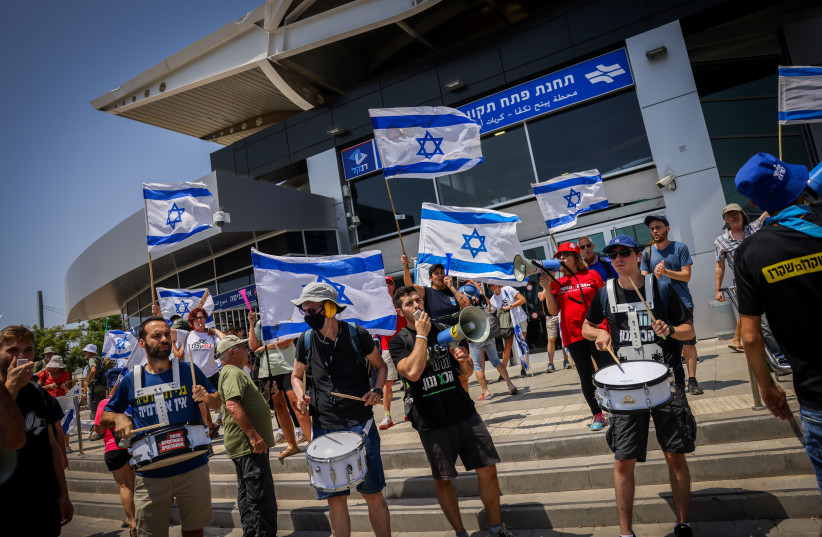  Anti judicial reform activists protest against the judicial overhaul and and Israeli Prime Minister Benjamin Netanyahu before the opening ceremony of the light rail, in Petah Tikva, August 17, 2023 (photo credit: Chaim Goldberg/Flash90)