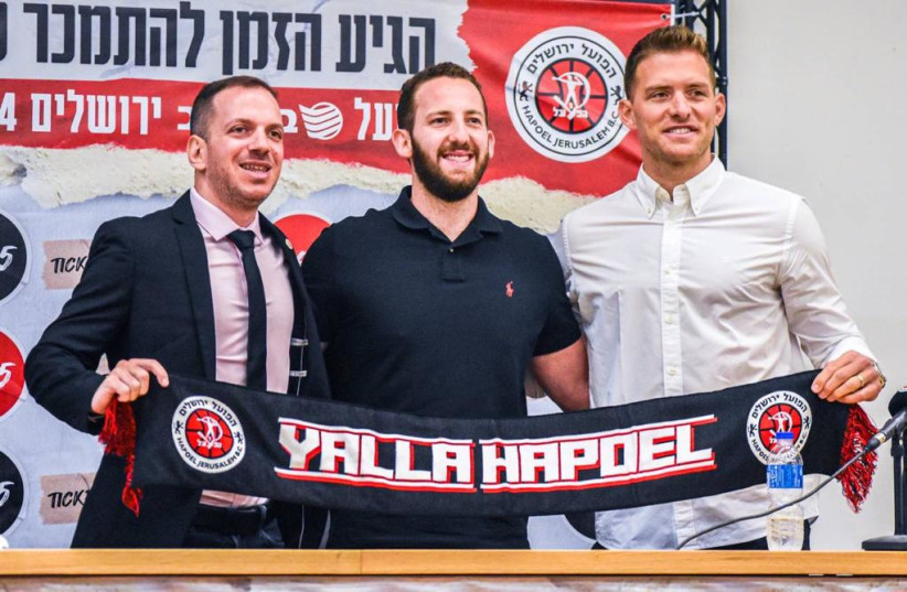  HAPOEL JERUSALEM owner Matan Adelson (center) poses with new team executives Gal Mekel (right) and Alon Kremer (left) at their introductory press conference this week (photo credit: YEHUDA HALICKMAN)