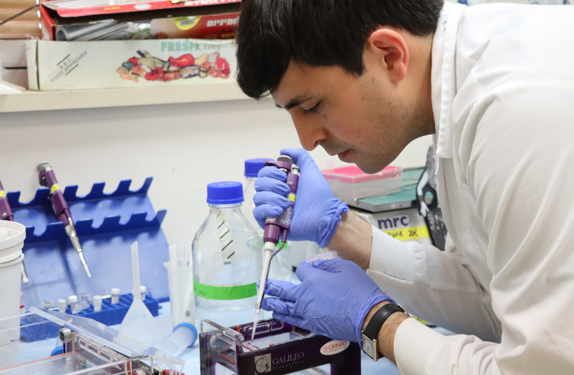  A researcher in a Tel Aviv University lab (photo credit: TEL AVIV UNIVERSITY)