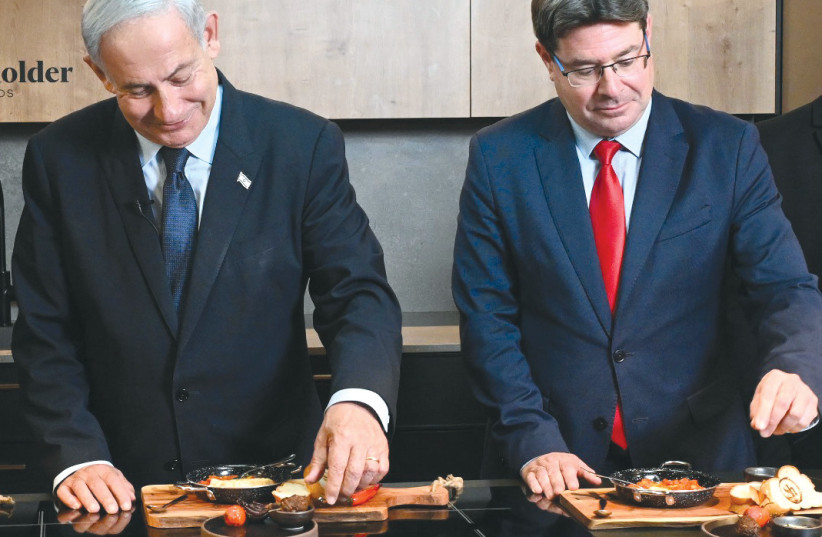  Innovation, Science and Technology Minister Ofir Akunis (right) joins Prime Minister Benjamin Netanyahu in tasting 3D-printed fish at Steakholder Foods on April 19. (photo credit: HAIM ZACH/GPO)