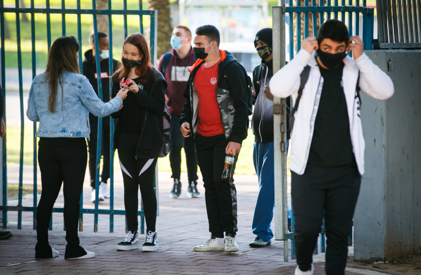 Israeli students arrive to school, at a high school in the southern Israeli city of Ashdod, November 29, 2020 (photo credit: FLASH90)
