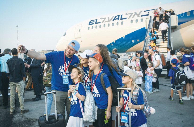  NEW IMMIGRANTS from North America arrive at Ben-Gurion Airport on a special El Al flight of the Nefesh B’Nefesh organization. Why do Jews from around the world, living comfortably in their birthplaces, leave everything they know and move to Israel? (photo credit: FLASH90)