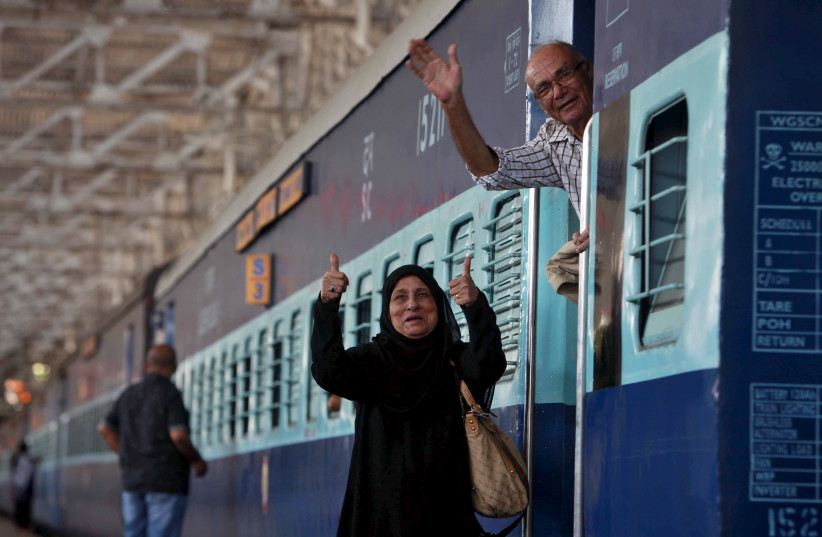  Indian evacuees from Yemen, gesture as they wait to leave for the southern Indian city of Hyderabad from Chhatrapati Shivaji terminus railway station, after their arrival in Mumbai April 2, 2015. (photo credit: STRINGER/ REUTERS)