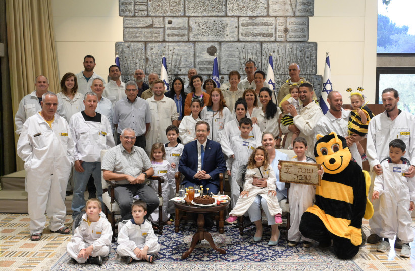  President Isaac Herzog meets with beekeepers ahead of Rosh Hashanah, September 10, 2023 (photo credit: AMOS BEN-GERSHOM/GPO)