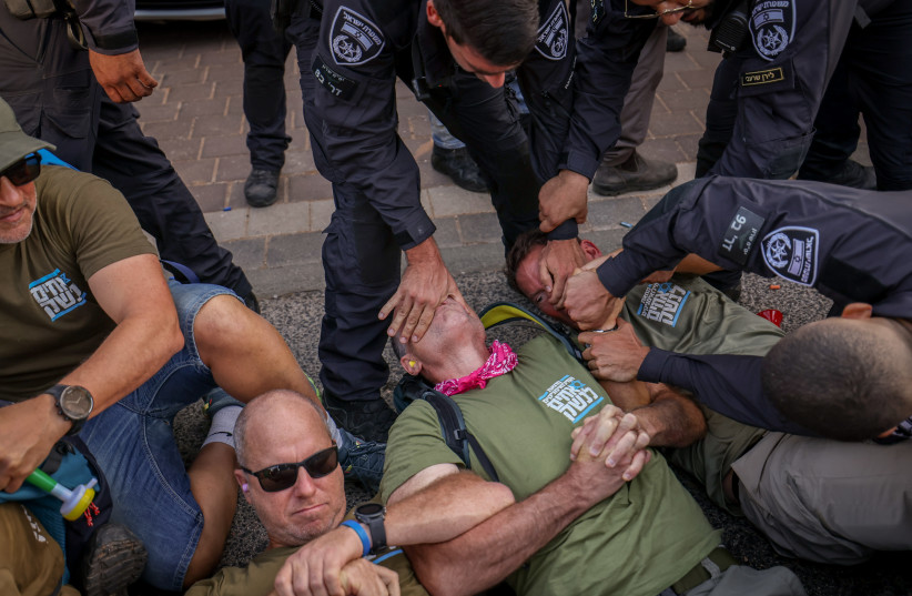 Anti-overhaul activists scuffle with police at a protest outside the home of Israeli Minister of Justice Yariv Levin, in Modi'in on September 11, 2023. (photo credit: YONATAN SINDEL/FLASH90)
