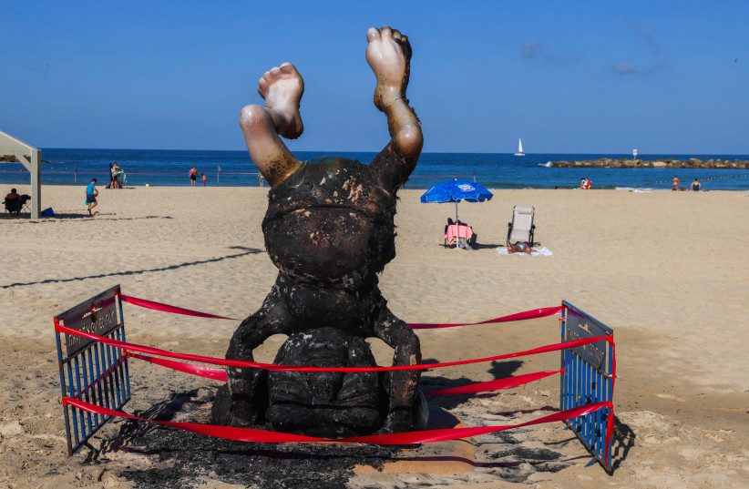  A statue depicting Israel's first prime minister David Ben Gurion that was set on fire by unknown people on the beach in Tel Aviv, September 16, 2023 (photo credit: FLASH90)
