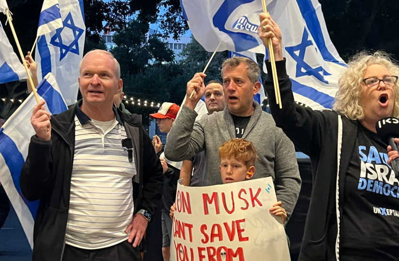  Protesters in front of Prime Minister Benjamin Netanyahu’s hotel in San Jose on September 18, 2023. (photo credit: TOVAH LAZAROFF)