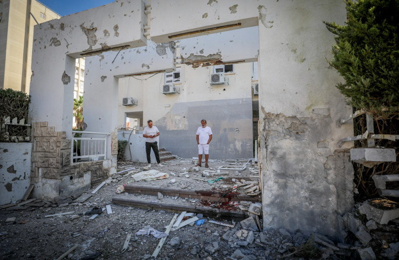  The scene where a rocket fired from Gaza into Southern Israel, hit and caused damaged in the southern Israeli city of Ashkelon. October 7, 2023. (photo credit: JAMAL AWAD/FLASH90)