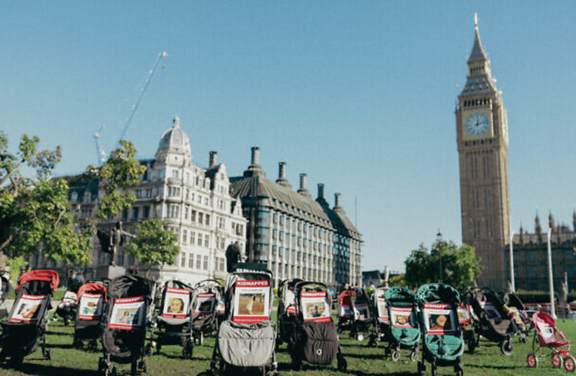 Демонстрация в Лондоне использует коляски, чтобы привлечь внимание к похищению детей Хамасом, 22 октября 2023 года. (Фото: Омри Даган, любезно предоставлено Jewish News)