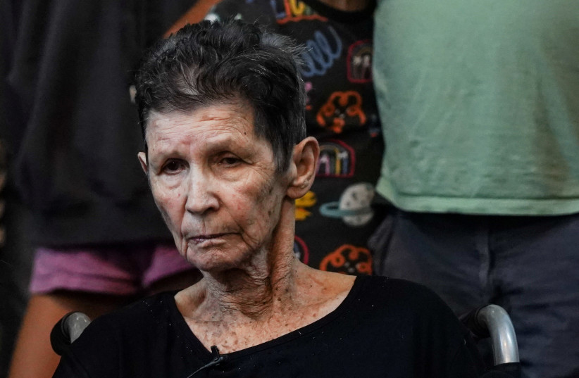 Йохевед Лифшиц, 85 лет, израильская бабушка, которая была заложницей в секторе Газа, наблюдает за тем, как ее освободили боевики ХАМАС, в больнице Ихилов в Тель-Авиве, Израиль, 24 октября 2023 г. (фото: REUTERS/JANIS LAIZANS)