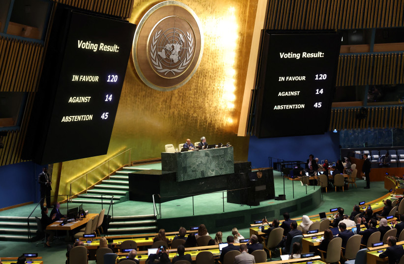 Результаты голосования по принятию проекта резолюции показаны на дисплее во время экстренной специальной сессии Генеральной Ассамблеи ООН по продолжающемуся конфликту между Израилем и ХАМАС, в штаб-квартире ООН в Нью-Йорке, США, 27 октября 2023 года (фото фото: Майк Сигар/Рейтер)
